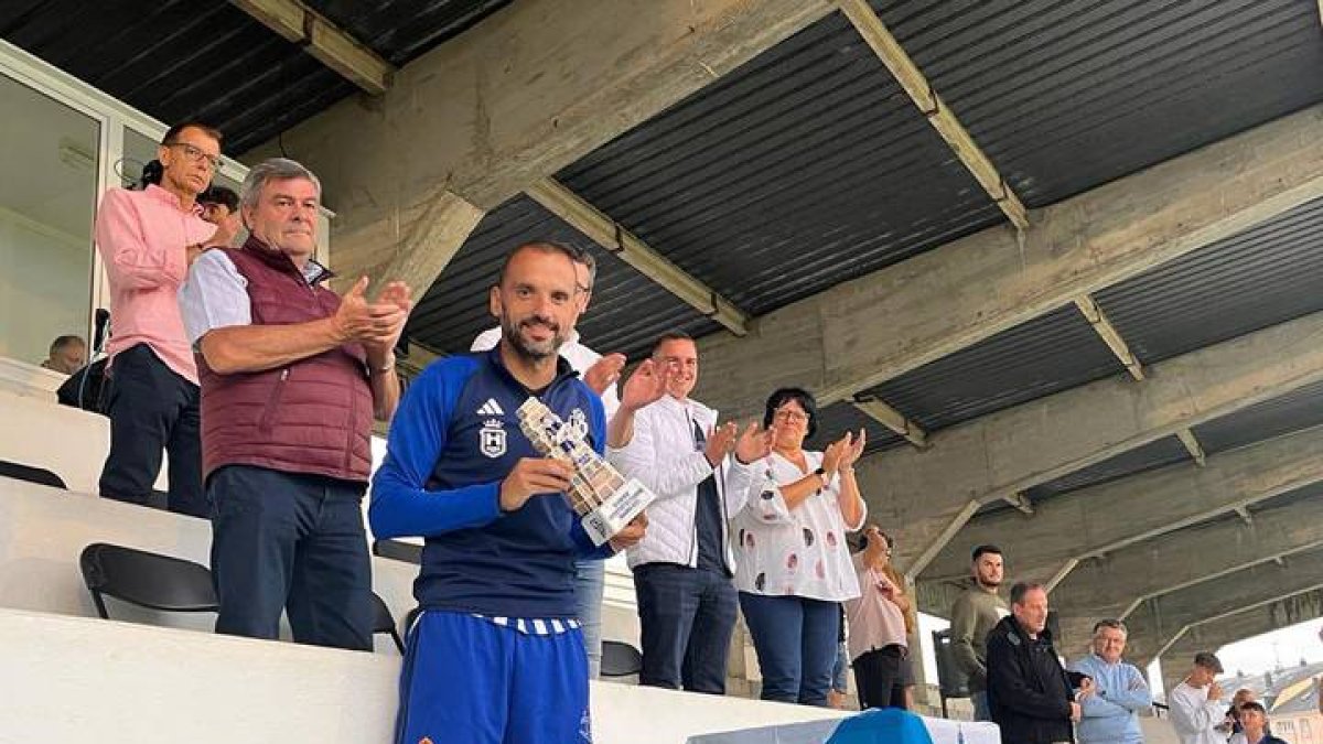 Yuri recibe el trofeo de campeona para la Deportiva en Ribadeo. SDP