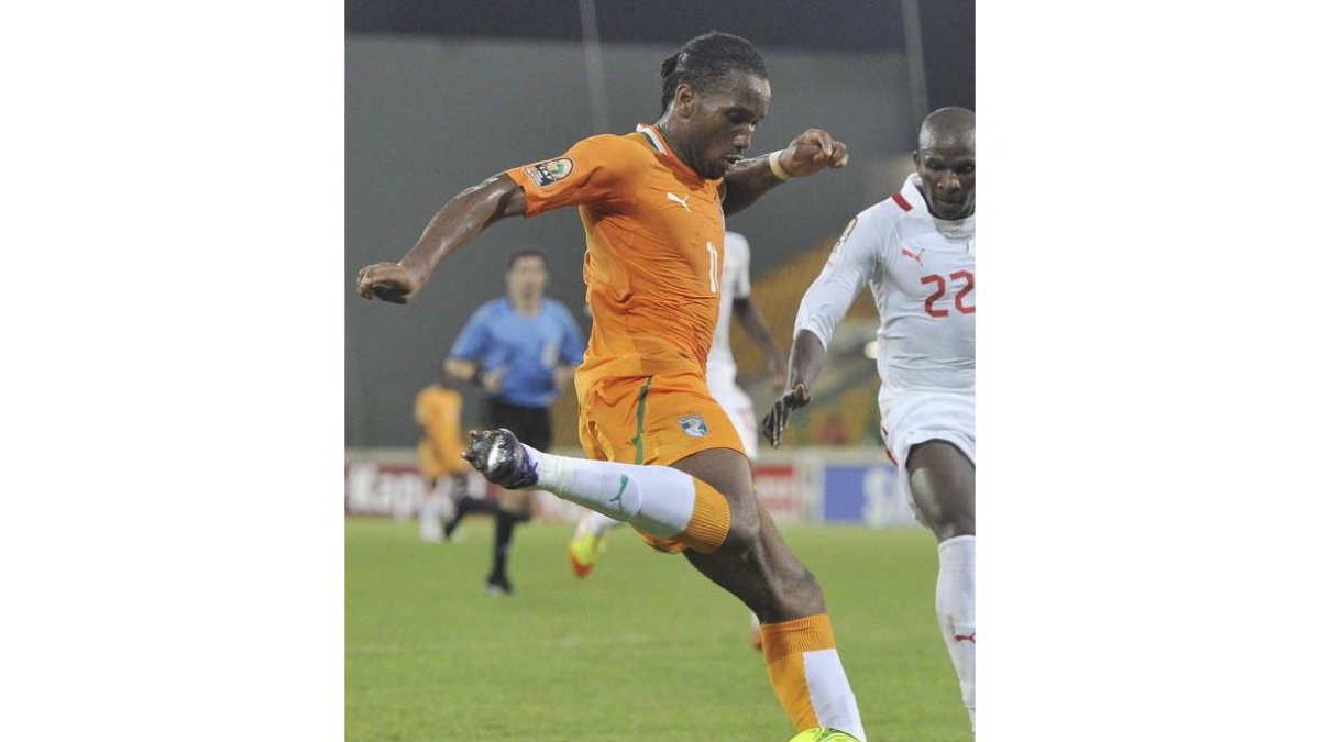Rui Fernando, a la derecha, tratará hoy de que Drogba no marque ni haga peligro en el partido de cuartos de final de la Copa África que mide a ambos jugadores.