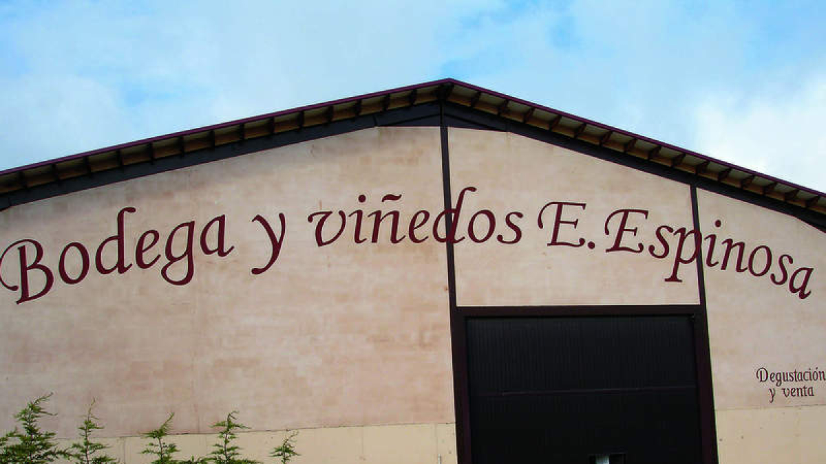 Eugenio Espinosa desarrolla su actividad en una bodega en el casco urbano de Grajal de Campos, que también espunto de venta.