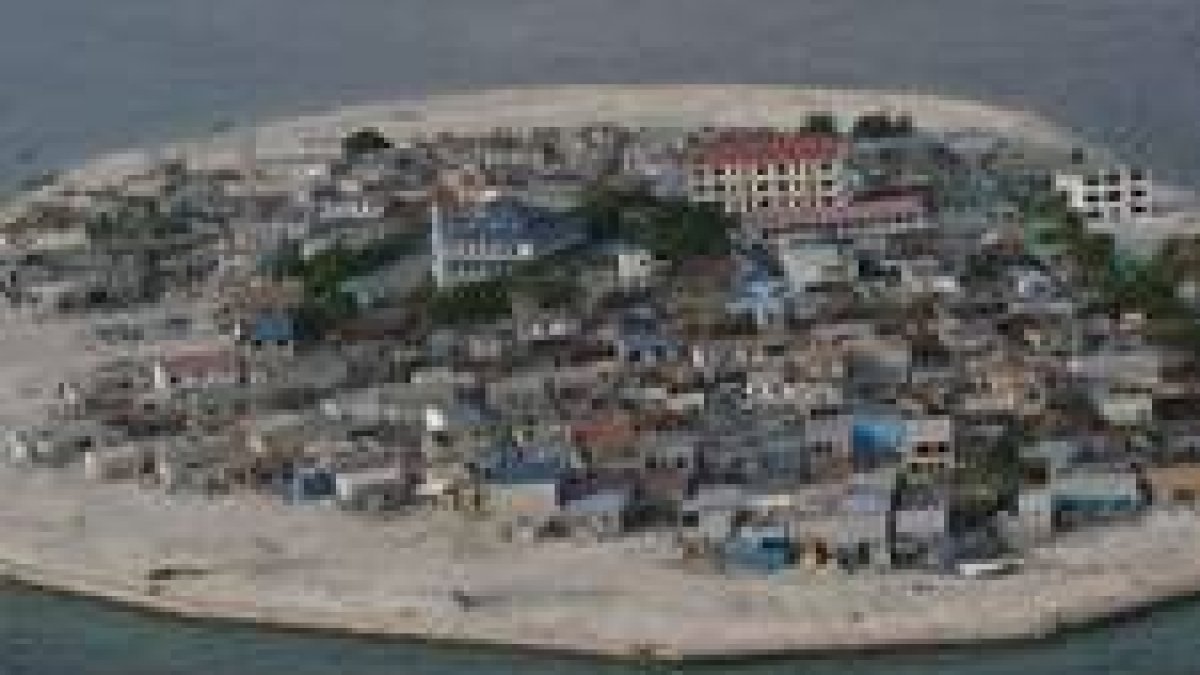 La subida del nivel del mar se ha comido parte de la isla de Kandolhudhoo, en las Maldivas