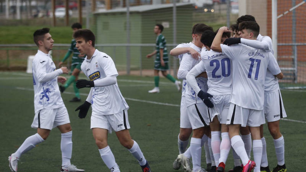 Los jugadores leoneses celebran el gol de la victoria. FERNANDO OTERO