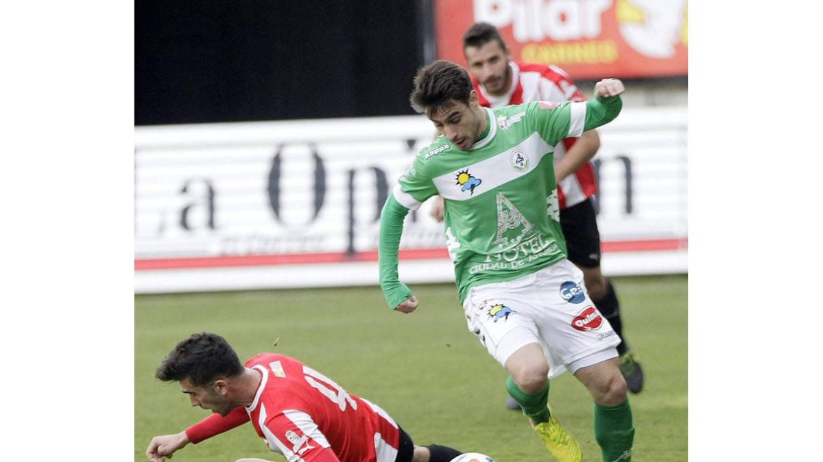 Taranilla podría volver ante el Burgos al once inicial tras cumplir su partido de sanción. ÁREA 11
