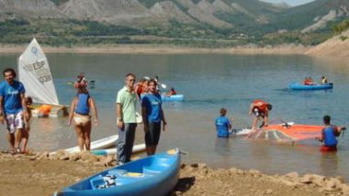 López Benito visitó el campamento en el pantano de Luna.
