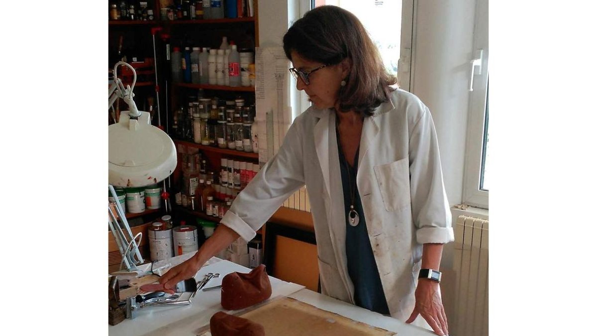 La restauradora Coral Llorca, en su taller de Ponferrada. DL