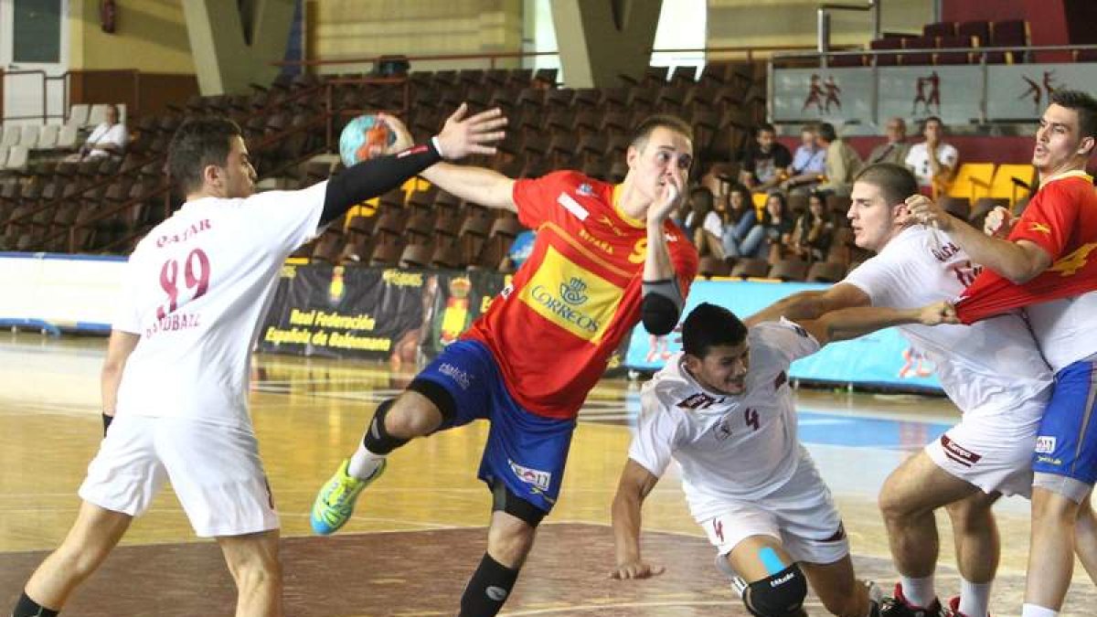 A pesar de no ofrecer su mejor versión, la selección júnior de balonmano cierra el torneo de León invicta y cargada de moral para el Europeo de Austria.