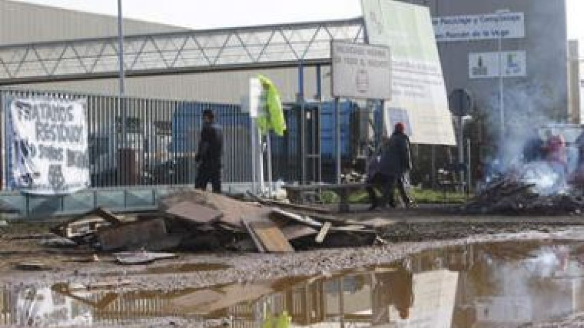 Los trabajadores siguen apostados ante el CTR de San Román