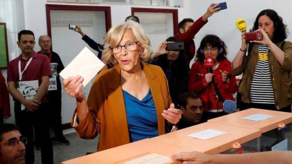 Manuela Carmena vota en el IES Conde de Orgaz de Madrid.