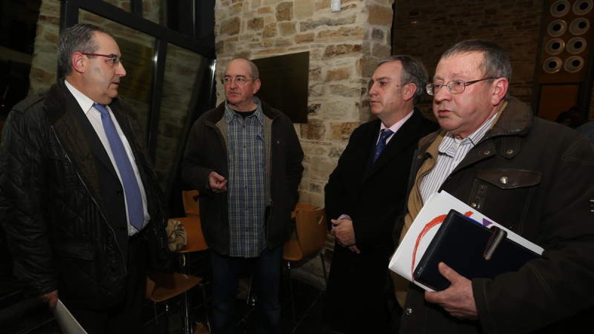 Verdial, a la derecha, junto a Victor Robla. En frente, Ángel Gómez, de las cooperativas.