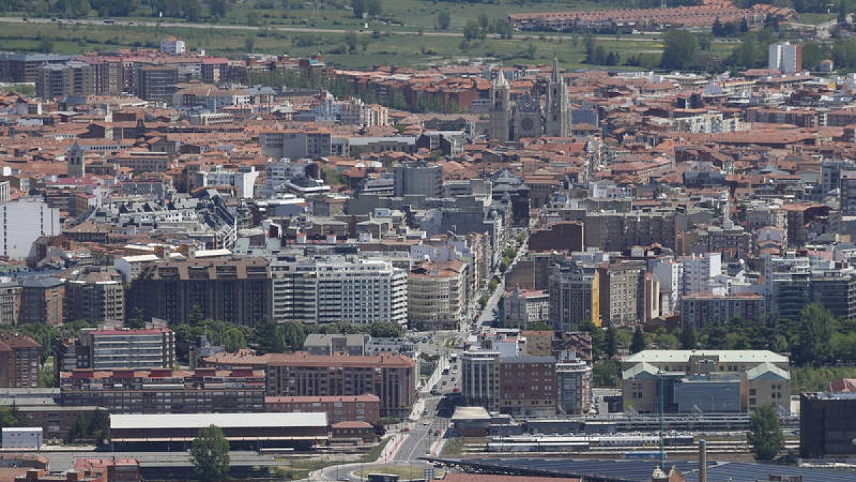 Vista aérea de la ciudad de León, con la Catedral al fondo. JESÚS F. SALVADORES