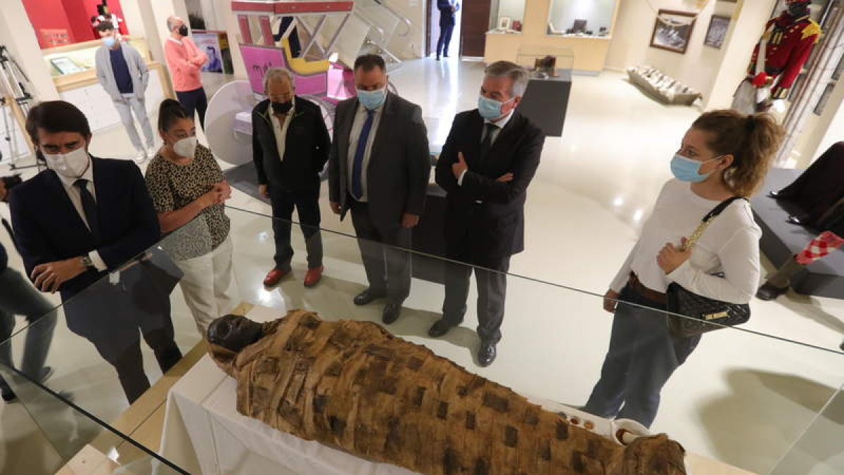 Quiñones, la directora del Munic, Prada, Morán, Valcarce y Muñoz, ante una réplica de una monia que forma parte de la exposición. DE LA MATA