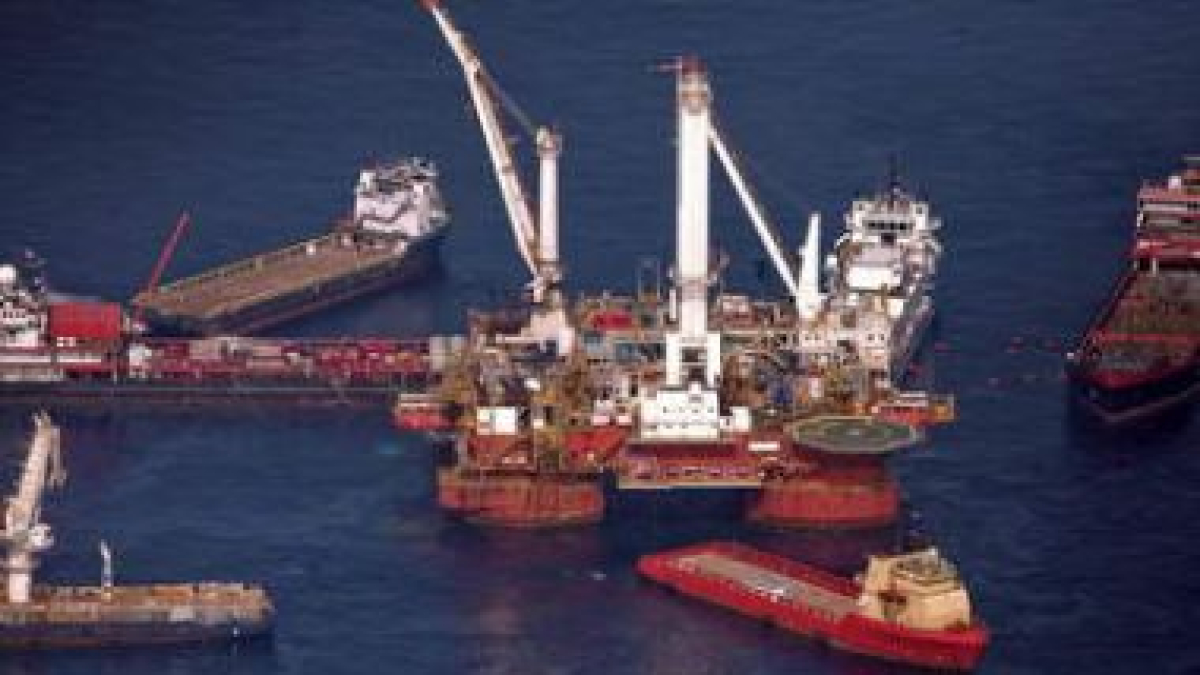 Barcos de apoyo rodean el Discoverer Enterprise cerca del derrame en el golfo de México.