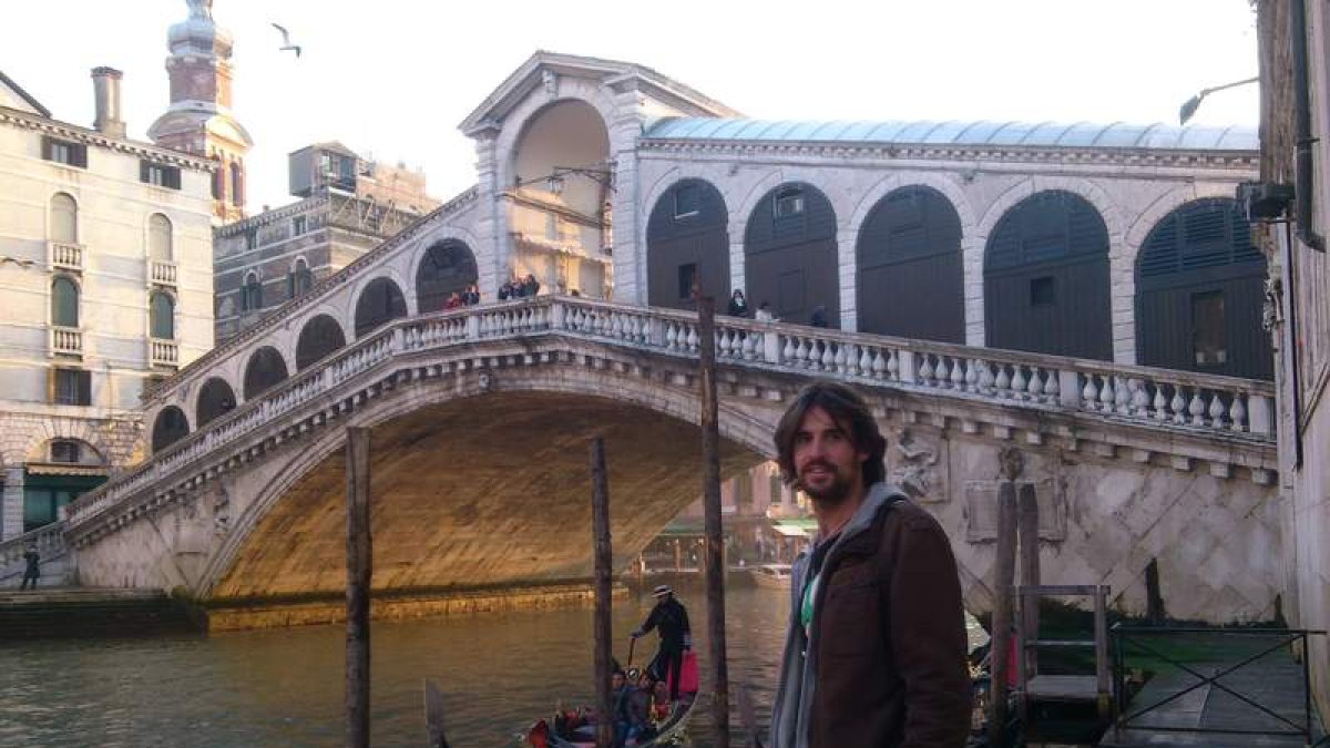 Carlos Huerta posa ante uno de los puentes de Venecia durante su viaje.