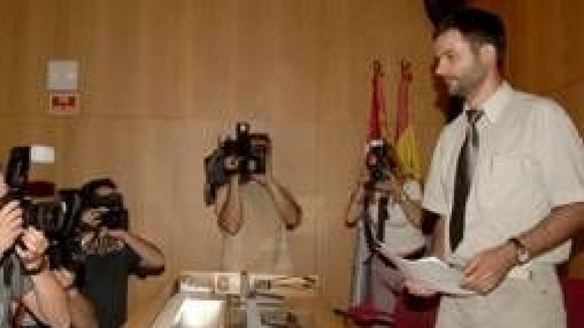 Jens Jacop, científico alemán, ante reporteros gráficos en la sede de la Consejería de Agricultura