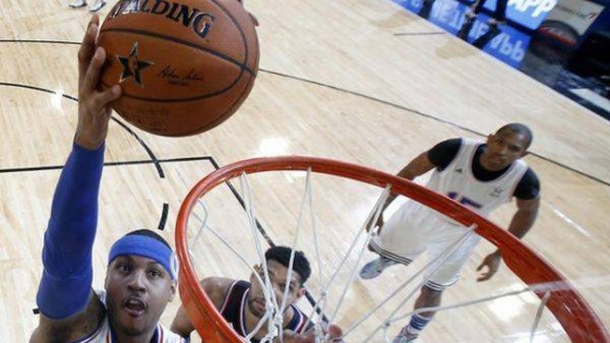 Carmelo Anthony entra a canasta durante el Partido de las Estrellas en el Madison Square Garden.