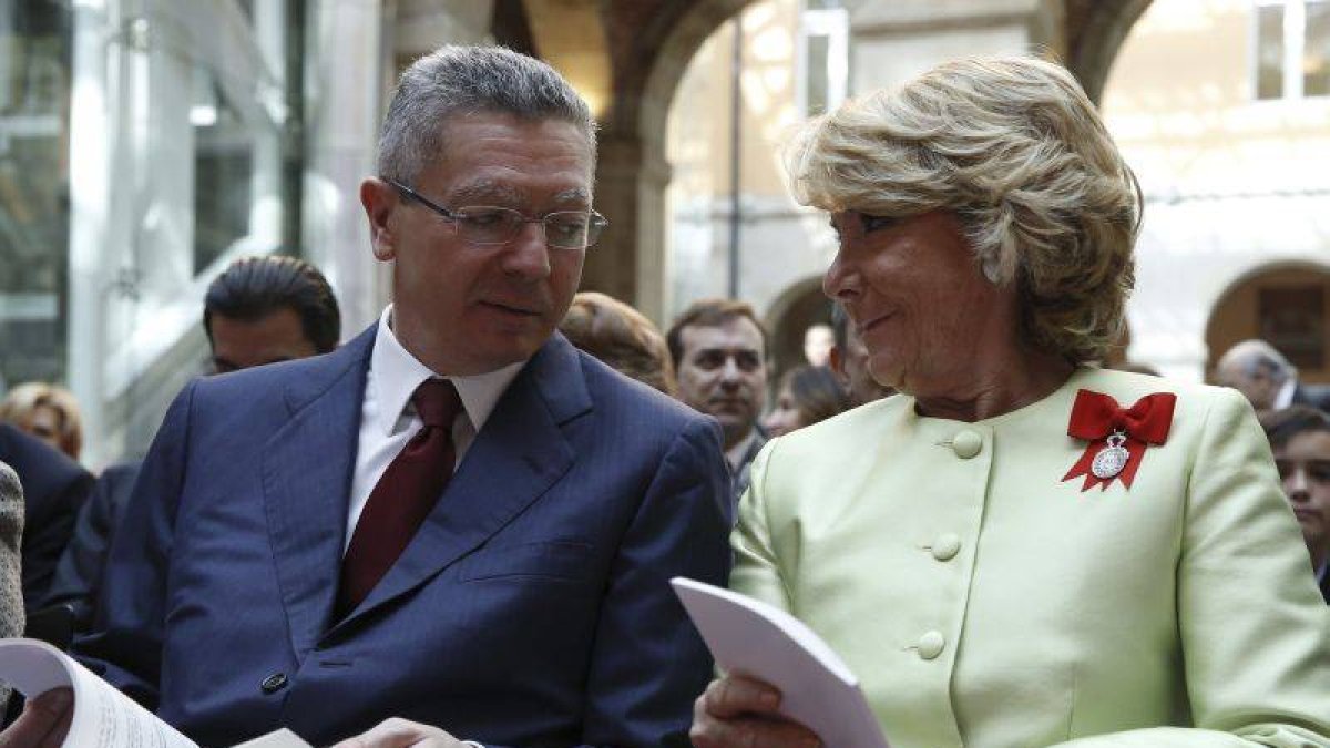 El exministro de Justicia, Alberto Ruiz-Gallardón (i), y la candidata del PP a la Alcaldía de MadridEsperanza Aguirre (d), conversan durante el acto central de la Festividad del Dos de Mayo, Día de la Comunidad de Madrid.