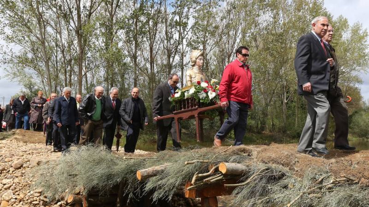 El relicario de san Jorge salva las aguas y llega a la ermita para rodearla tres veces junto a la Virgen y el pendón