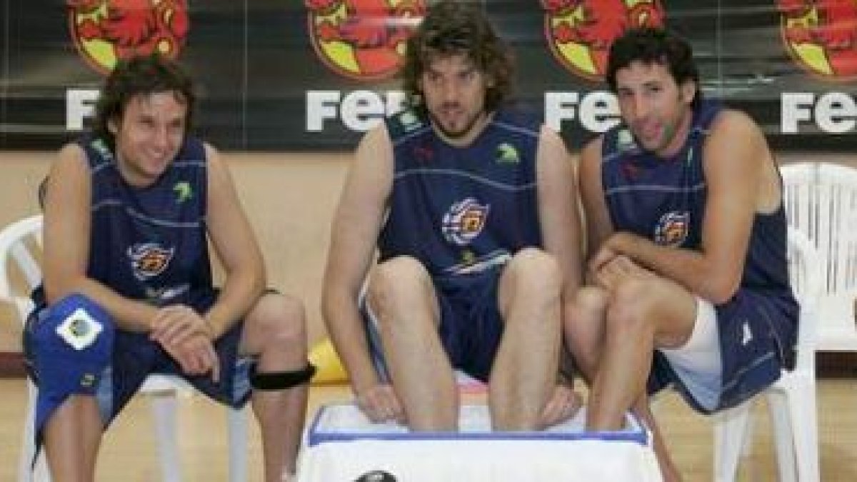Los jugadores Raúl López, Marc Gasol y Alex Mumbrú durante un entrenamiento con la selección.