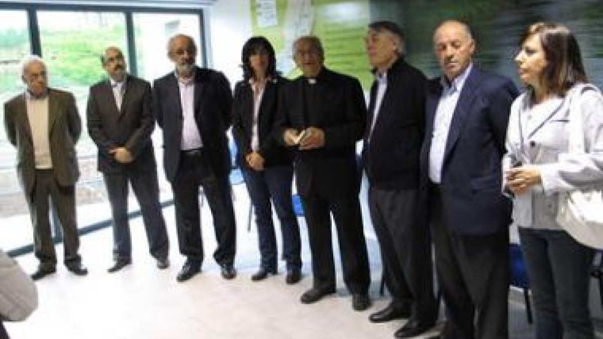 Las autoridades en el momento de realizarse la inauguración del aula del río Esla.