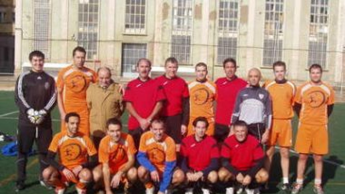 Los dos equipos finalistas de esta primera edición posan para la tradicional foto de familia.