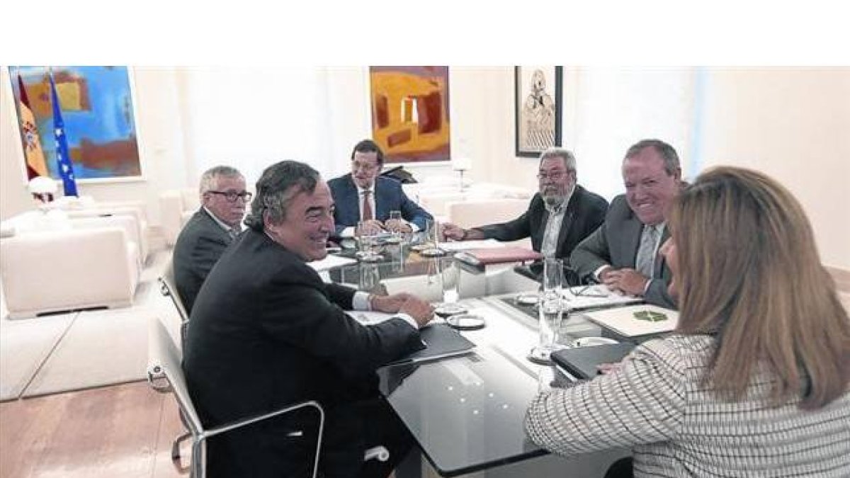 Mariano Rajoy (al fondo) junto a los dirigentes de CCOO, UGT, CEOE y Cepyme y la ministra Fátima Báñez, en la Moncloa.