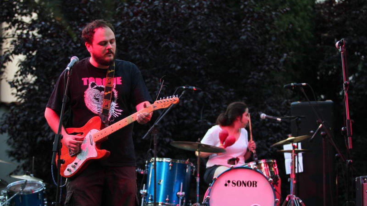Los miembros de Art & Beauty abrieron el fuego musical de ayer en el Jardín del Cid.