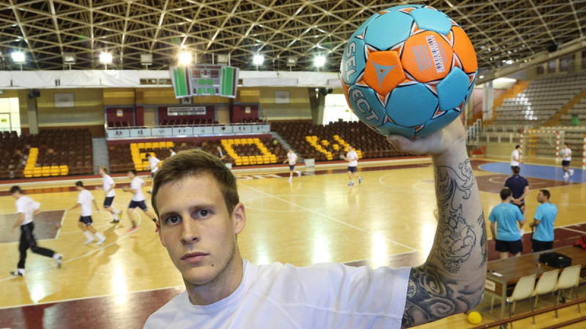 El extremo derecho del Ademar, Víctor Alonso, sujeta un balón con su poderosa zurda.