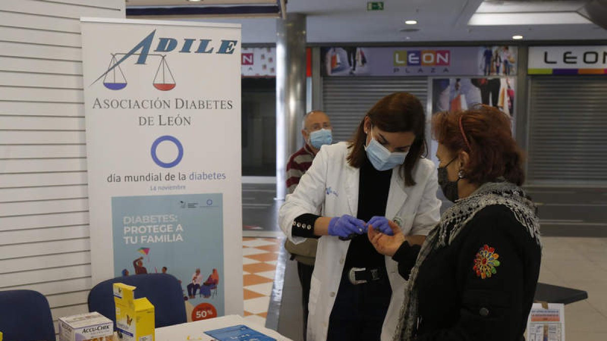 Adile durante unas mediciones de glucosa en el centro comercial León Plaza. FERNANDO OTERO