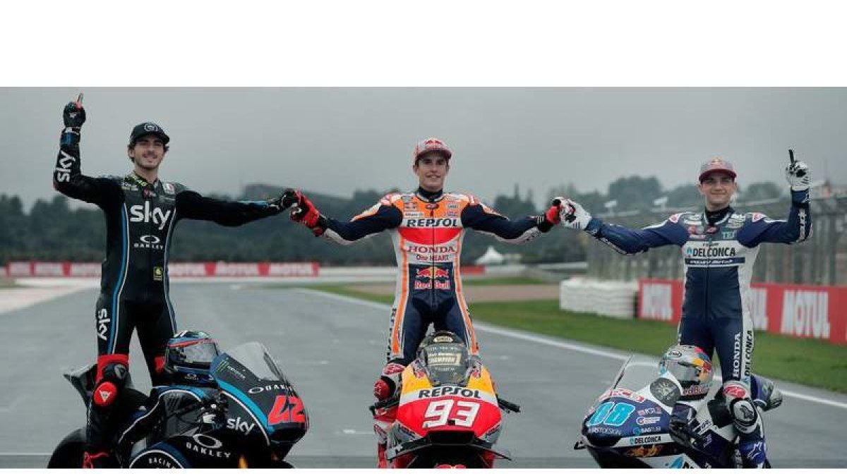 Márquez, en el centro, junto a los otros dos campeones del Mundial 2018, Bagnaia y Martín. FOSTERLING