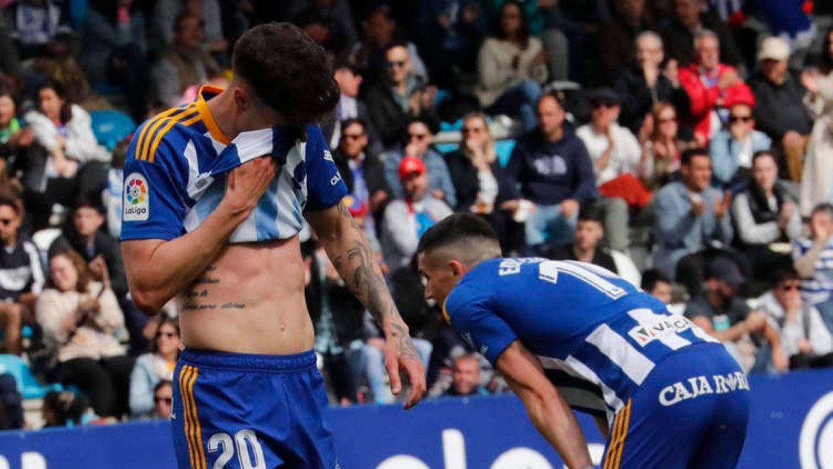La derrota de la Deportiva aún es más negativa por el triunfo de los rivales directos. ANA F. BARREDO