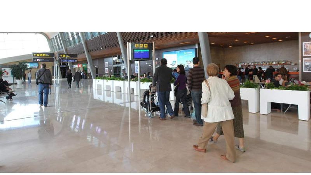 Pasajeros en la terminal del aeropuerto de León, que durante este mes cuenta con más actividad gracias a nuevas rutas.