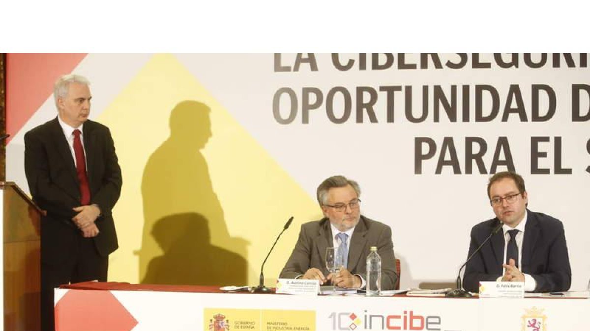 Francisco Lázaro, Avelino Carrizo y Félix Barrio, en la clausura de la jornada. RAMIRO