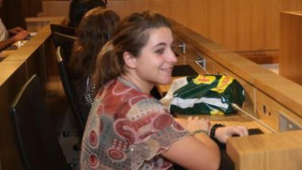 Una de las participantes espera el momento de ofrecer su presente.