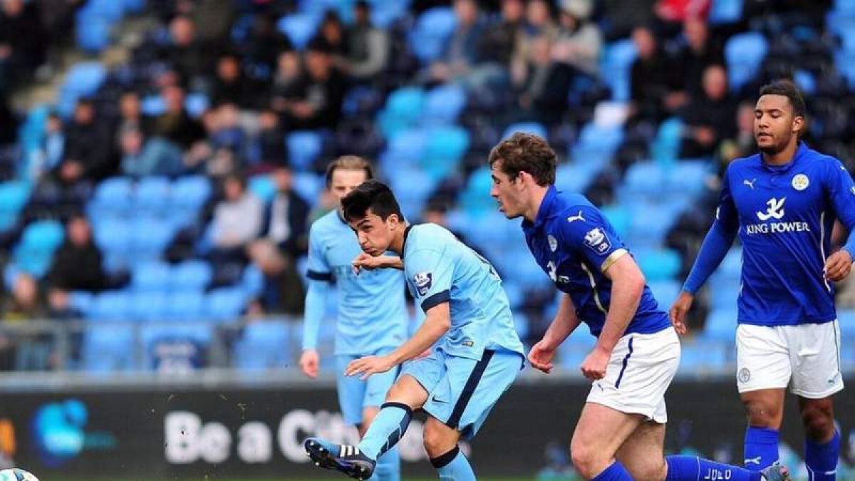 Manu García golpea el balón con la elástica del Manchester City