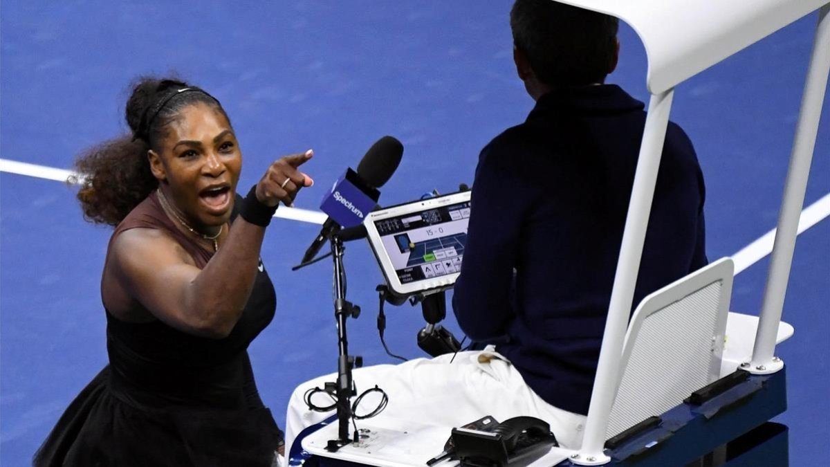 Serena protesta a la juez de línea