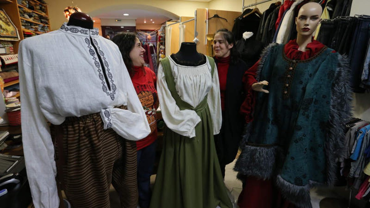 Las dos propietarias de Entretelas posan junto a varios de sus diseños, en la imagen de arriba. Abajo, las alumnas de uno de los talleres que imparten en su tienda.