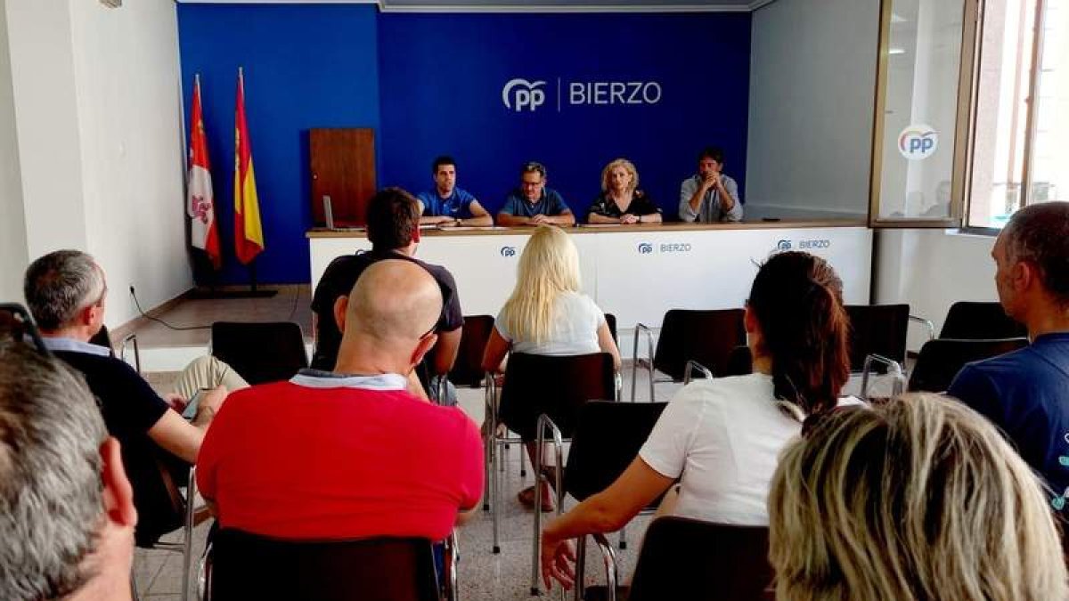 Imagen de la Junta Local a la que acudieron los candidatos. DL