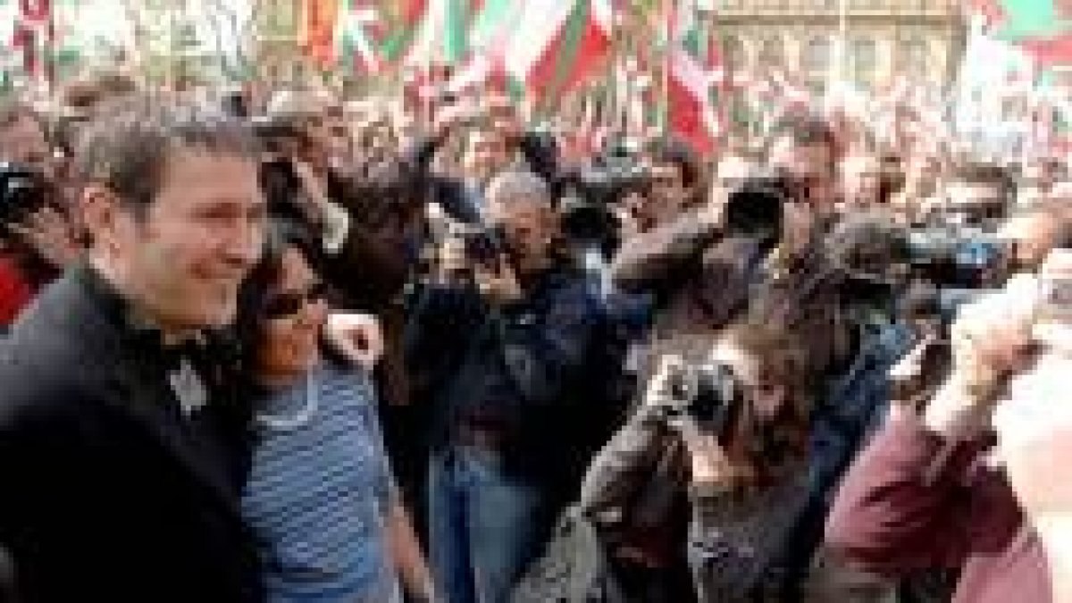 Arnaldo Otegi se fotografía con una mujer, momentos antes de participar en la manifestación