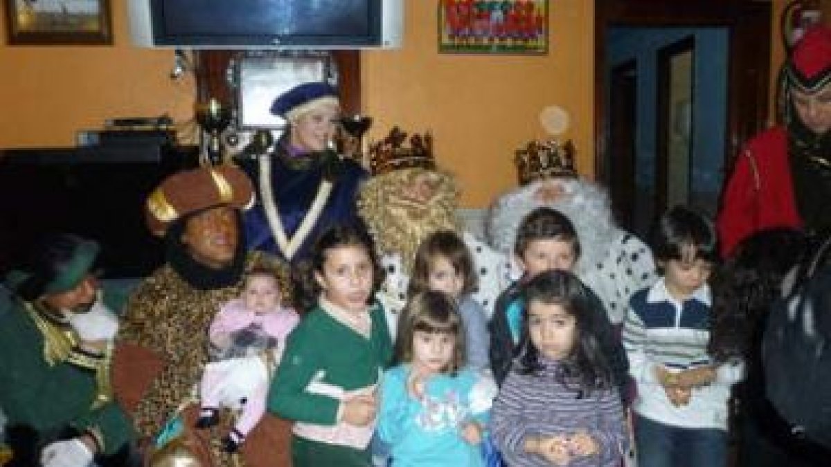 Los Reyes Magos, con niños de Armunia.