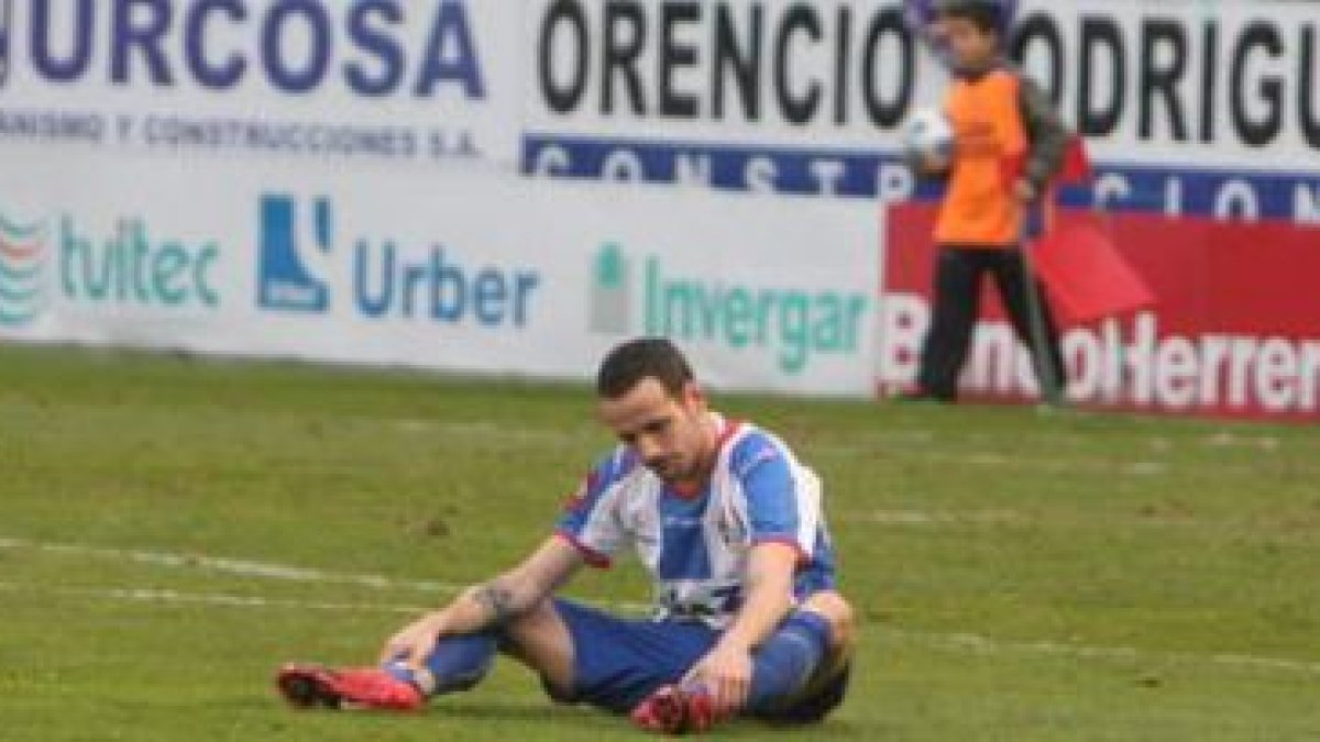 Omar Sampedro acabó el partido con cierto abatimiento por los dos puntos que se le escaparon a su eq