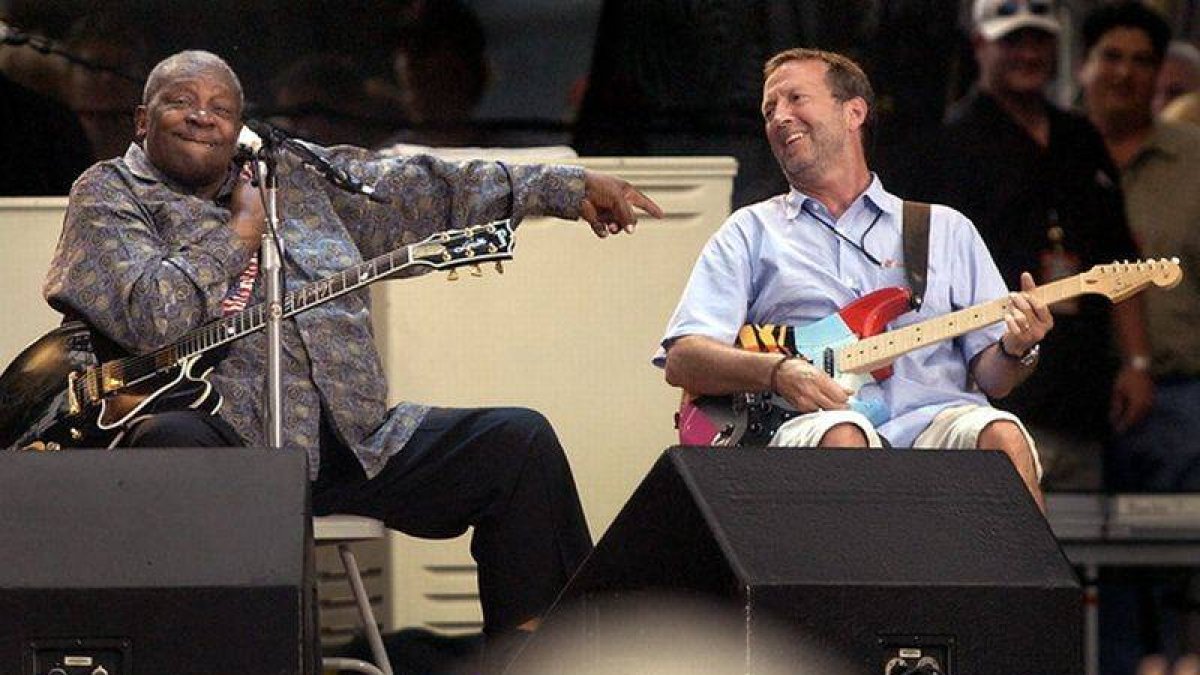 B.B. King bromea con Eric Clapton durante una jam sesión, en junio del 2004 en Dallas.