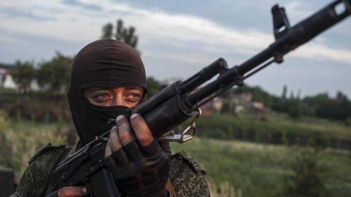Un rebelde prorruso en un puesto de control cerca de Karlivka.