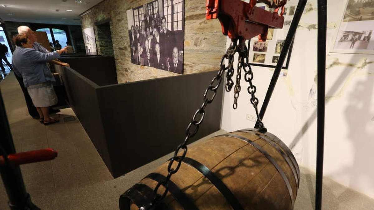 La exposición incluye material de elaboración de bebidas empleado por Guerra