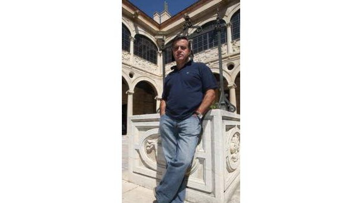 Lázaro García Bayón posa en el Palacio de los Guzmanes.