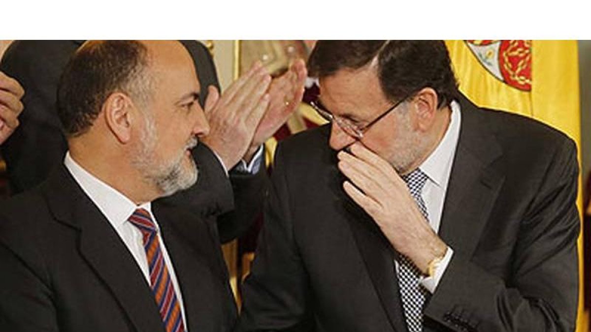 Rajoy habla con el presidente del Constitucional en el Congreso.