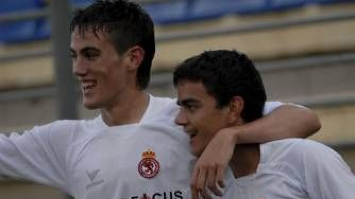 Los jugadores de la Cultural celebran la victoria conseguida frente al Pontevedra