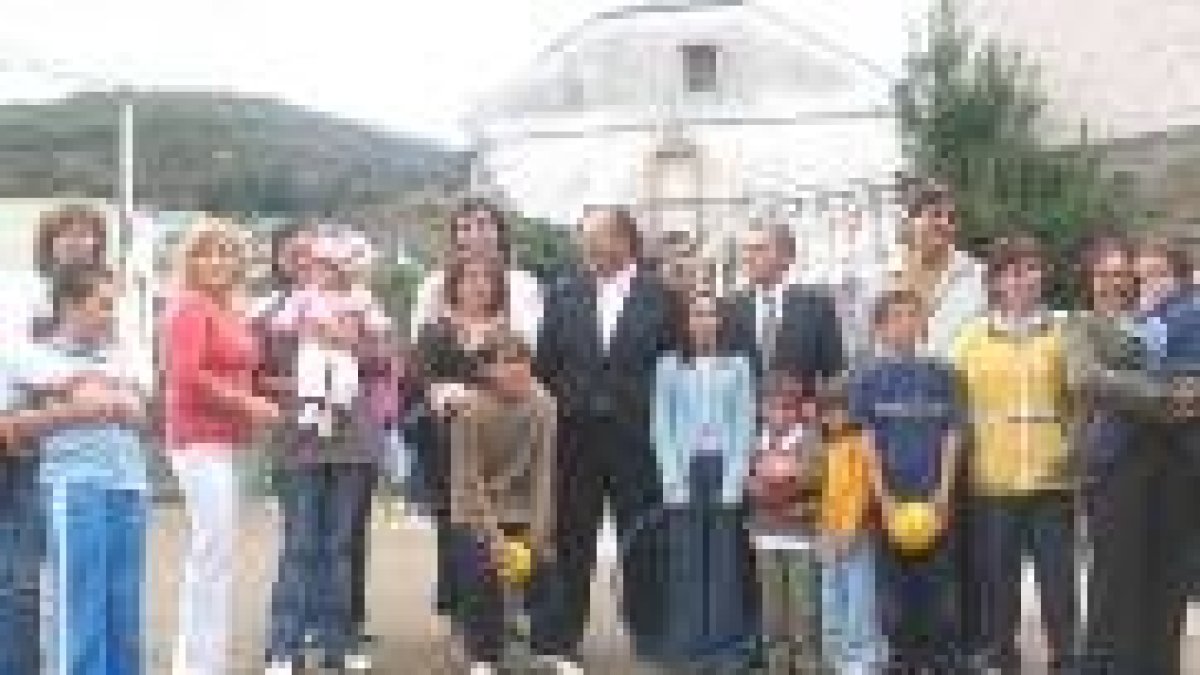 Imagen tomada ayer con los alumnos, sus madres y las autoridades municipales y educativas