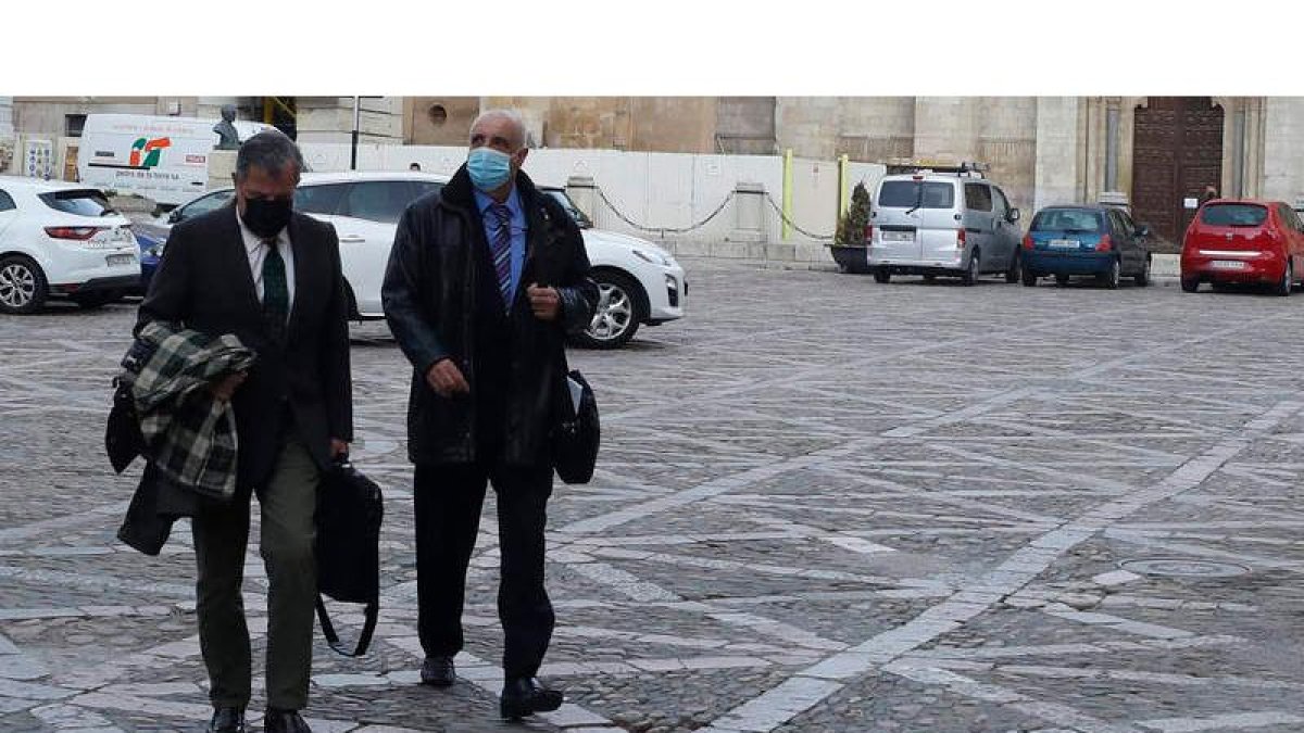Victorino Alonso, a la derecha, junto a su abogado, a su llegada a la Audiencia Provincial de León, el pasado mes de abril. RAMIRO