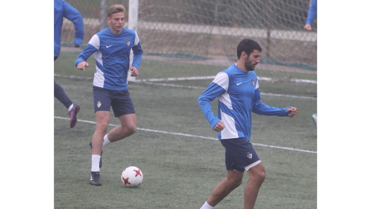 Andrés, a la izquierda, es uno de los canteranos que completan la convocatoria. L. DE LA MATA