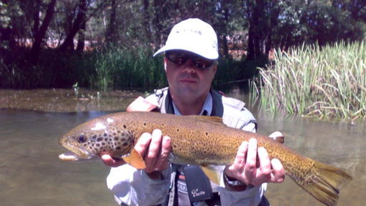 Una gran captura conseguida por Manuel Iglesias en Carrizo de la Ribera.