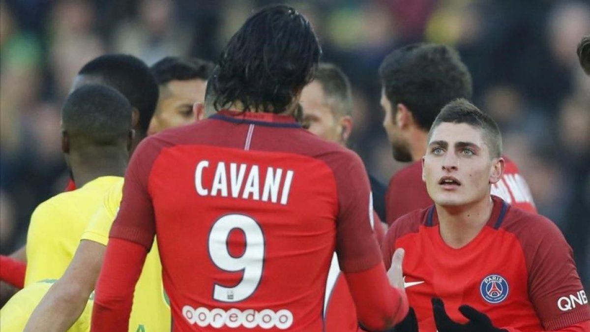 Marco Verratti comparte su incredulidad con Edinson Cavani por ver la tarjeta amarilla.